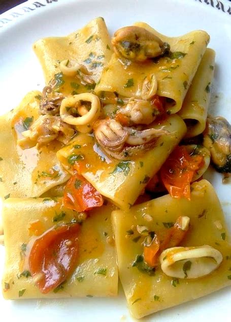 Primi di pesce pena il disfacimento del pesce, la gommosità di crostacei e frutti di mare e, più in generale, la rovina di un buon prodotto. Paccheri al sugo di datterino rosso e giallo con cozze e ...