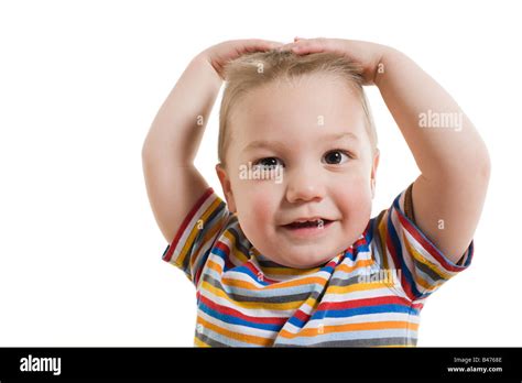 Un Niño Con Sus Manos Sobre Su Cabeza Fotografía De Stock Alamy
