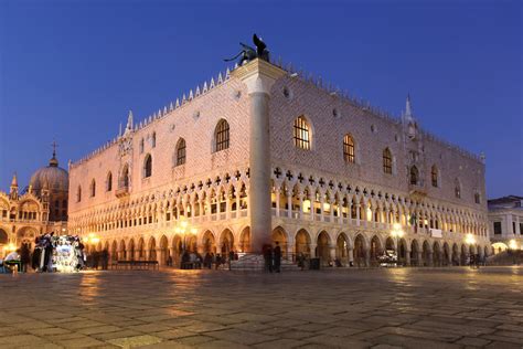 Der palast war einst der sitz des so genannten dogen, des staatsoberhauptes der republik venedig, das über militärische und. Dogenpalast | Das Meisterwerk der Gotik