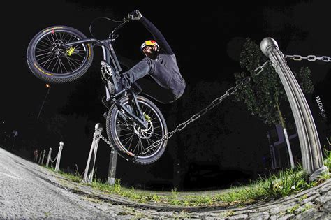 Sempena maal hijrah, tv3 akan menayangkan telefilem istimewa berjudul nur 3 pagi yang menampilkan lakonan azira shafinaz dan syafiq kyle. Danny MacAskill Story - Sind neue Tricks nur eine Frage ...