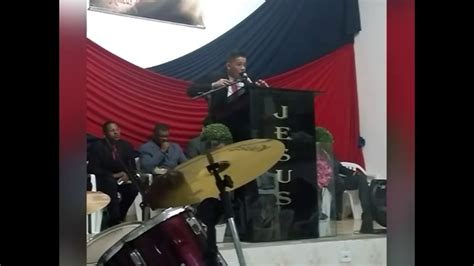 Quatro vezes me enviaram a mesma mensagem, e de cada vez lhes respondi o mesmo. Estou em uma grande obra e não posso para Neemias 6:3 ...