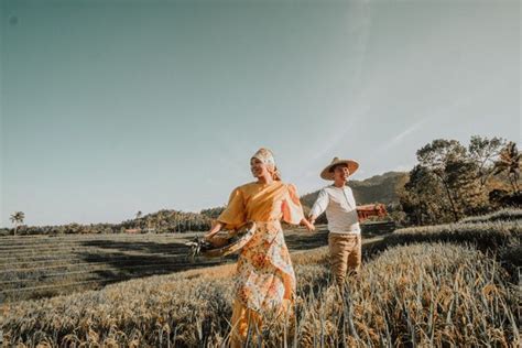 this couple s engagement shoot depicts the simple filipino life and we love it pre wedding
