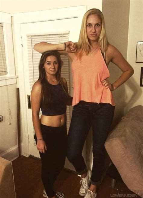 Hráč Vysokého Volejbalu Ktorý Odpočíva 2 Nižšie Tall Women Tall