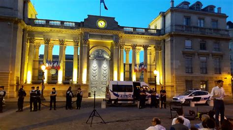 Confortement de l'emmarchement et déplacement des installations techniques. Les veilleurs à l'Assemblée Nationale. Paris/France - 24 ...