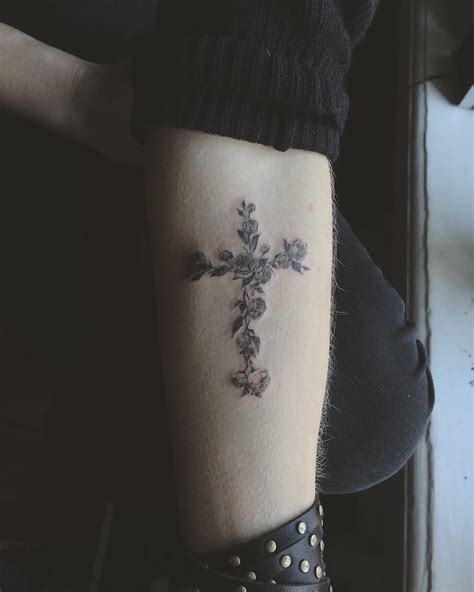 43 Tattoo Cross With Flowers