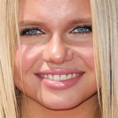 Alli Simpson Makeup Gold Eyeshadow And Pink Lip Gloss Steal Her Style