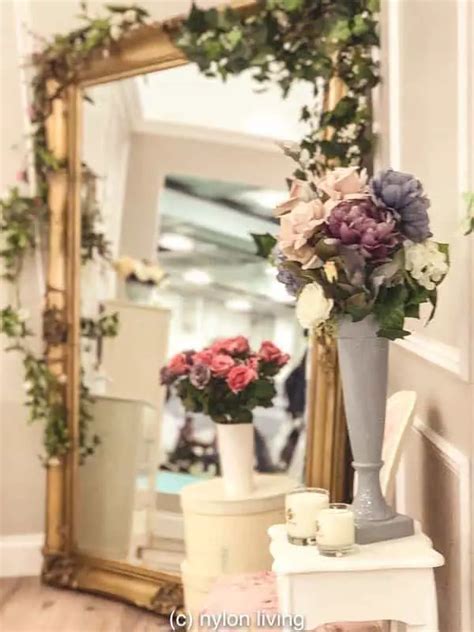 A Floral Bathroom Provides Romantic Bathroom Ideas