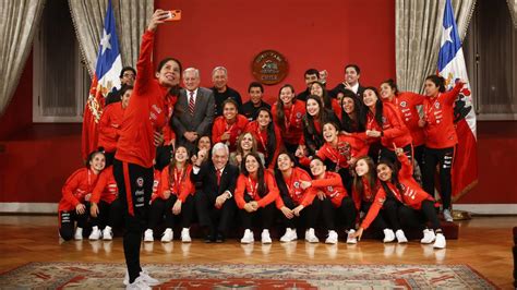 Видео la roja femenina | chile vs colombia канала chilevisión. La Roja femenina es recibida en La Moneda tras su ...
