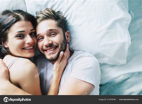joven pareja heterosexual abrazándose cama fotografía de stock © saragolfart