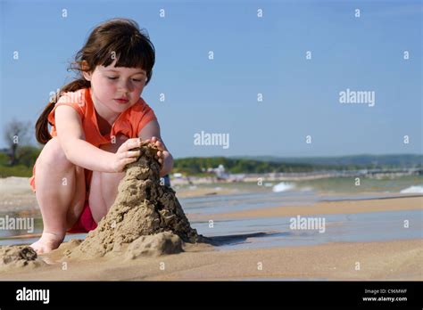 Les Enfants Sur La Plage Jeune Fille Jouant Dans Le Sable Faire Des