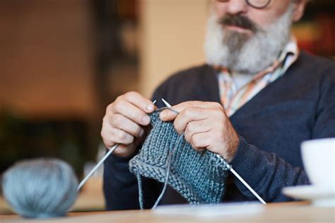 Grandpa Knitting Fotografie Stock E Altre Immagini Di Abbigliamento