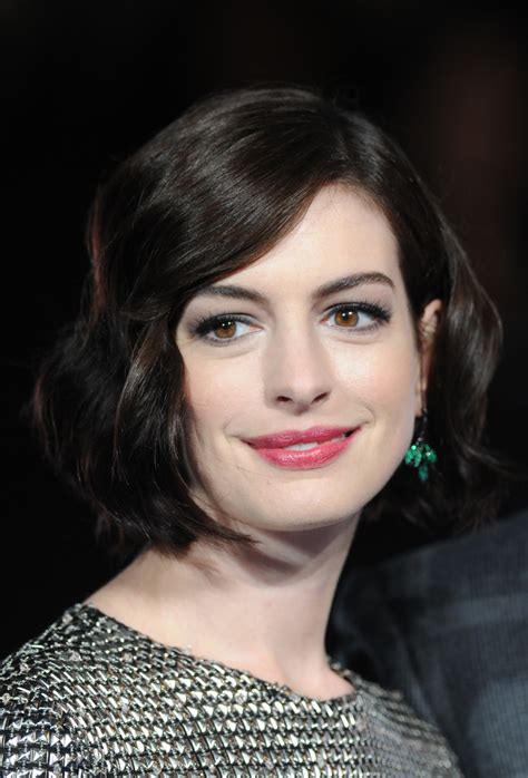 Anne Hathaway Short Wavy Cut Short Hairstyles Lookbook Stylebistro