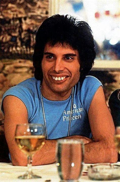 Freddie had four extra teeth on his upper jaw which were pushing the front ones the way you saw in the pictures. Pin by 🌈🌈🔥S🅰m♡🔥🌈🌈 on Freddie Boo | Freddie mercury teeth ...