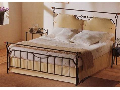 La testata letto danaè è realizzata in velluto, raffinata ed elegante ma allo stesso tempo originale. Cuscini Per Testiera Letto In Ferro Battuto - Letto Amelia ...