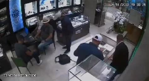 Vídeo Mostra Quando Assaltantes Roubam Joias De Luxo Em Loja De Shopping Em Goiânia Goiás G1