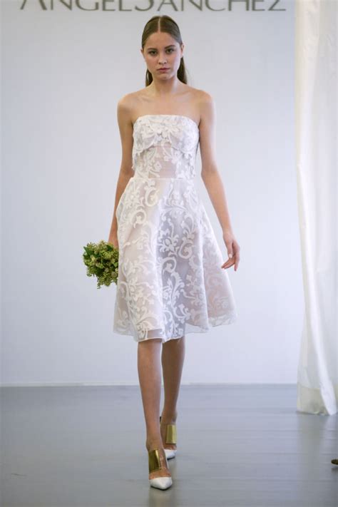 Stile vintage per questo abito da sposa in stile anni '50 con gonna ampia a corolla e collo doppiato in pizzo. Abito da sposa anni '50 | UnaDonna