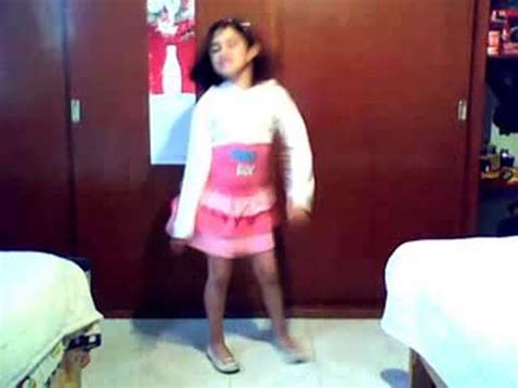 Ninas dançando arrocha no niver do niel. niña bailando - YouTube