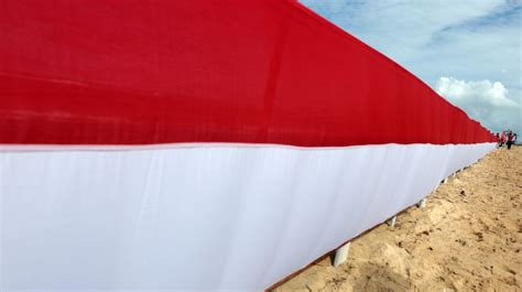 Pengibaran Bendera Merah Putih Sepanjang 100 Meter Di Pantai Wisata