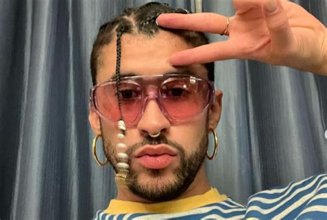 Bad Bunny Got Mad At A Fan And Threw Her Phone On The Floor Celebrity Gossip News