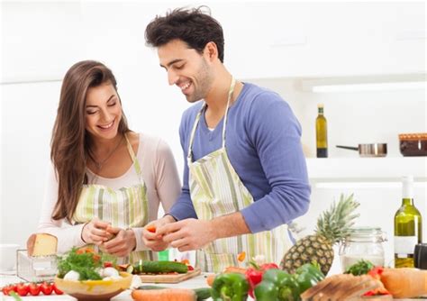Le gusta y lo disfruta; Descubre los beneficios de cocinar en pareja