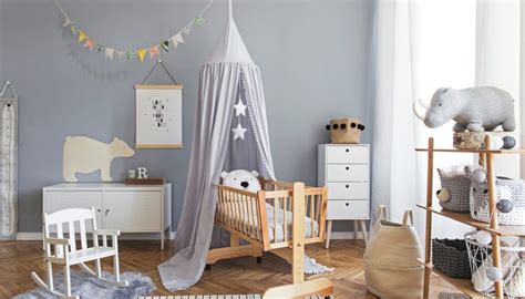 Ideen für eine traumhafte babyzimmer gestaltung. Gemütliche Babyzimmereinrichtung für Jungen Idee - Babybett aus Holz mit Himmel - weiße Schränke ...