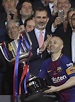 Foto: Andrés Iniesta recibe el trofeo de S.M. El Rey Felipe VI | Las ...
