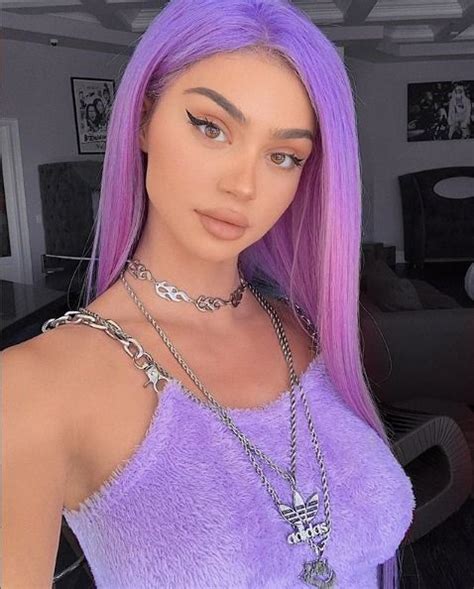 cool mom kylie jenner debuts a new neon hairstyle for the first day of coachella artofit