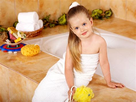 Kind wäscht sich im Bad Stockfotografie lizenzfreie Fotos poznyakov Depositphotos