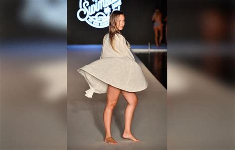 Bret Michaels Daughter Shows Off Bikini Body At Si Runway Show My Xxx Hot Girl