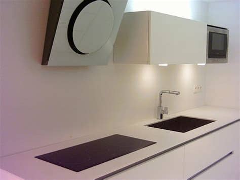 Cocinar el huevo en el microondas usando el mismo plato en el que te lo vas a comer. Cómo integrar el microondas en la cocina - Cocinas con estilo