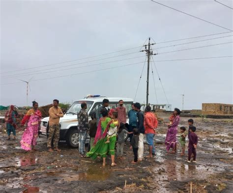 25 तस्वीरों में Cyclone Biparjoy का तांडव 12 हजार से ज्यादा बिजली के खंभे गिरे कई गांव में