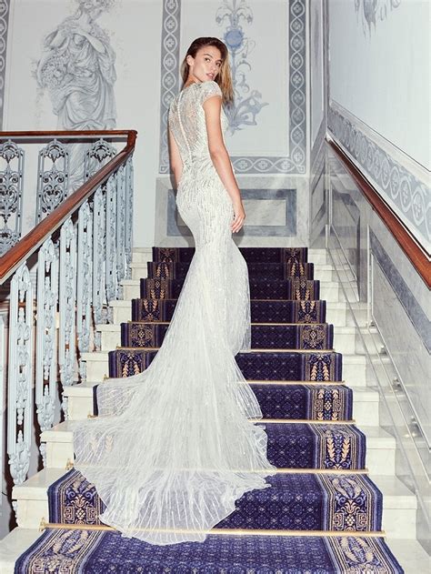 Per il 2021, le tendenze bridal si ispirano a uno stile romantico e ad un'atmosfera bucolica, e sono caratterizzate da linee semplici e da volumi particolarmente leggeri, con la presenza di decori floreali come elogio alla natura. 1001 + Idee per Abiti da sposa 2021 tendenze da scoprire