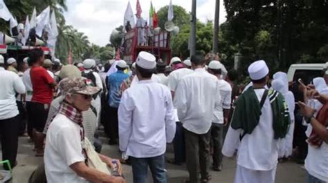 Indonesia Anti Ahok Protesters Picket Governors Trial In Jakarta Video Ruptly