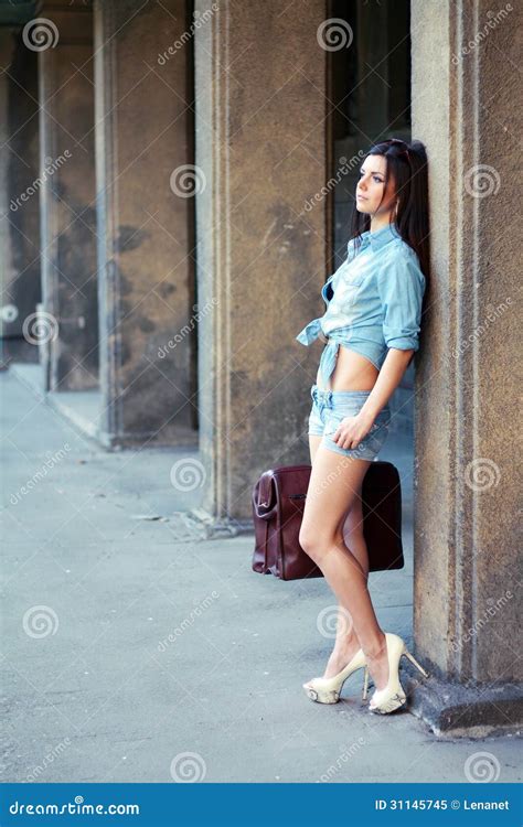 Donna Con La Vecchia Valigia Immagine Stock Immagine Di Corpo Nero