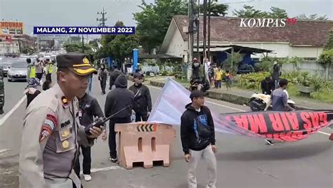 Aksi Aremania Blokade Jalan Tuntut Usut Tuntas Tragedi Kanjuruhan