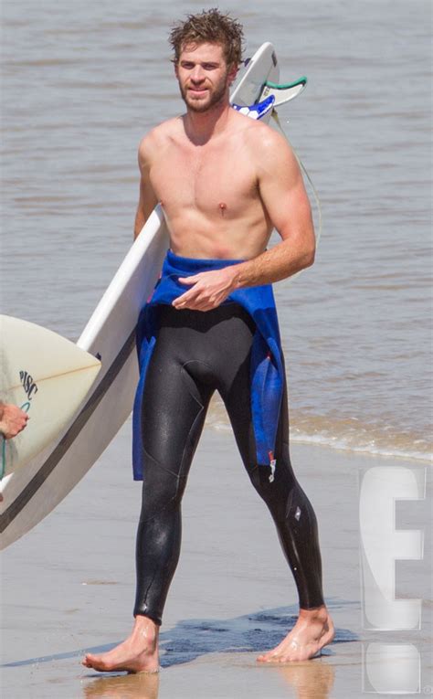 Liam Hemsworth Torse Nu Fait Du Surf Et Prend Une Douche D Couvrez