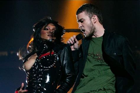 In case you've forgotten, timberlake ripped a panel off jackson's bodice during the 2004 super bowl, revealing her right breast to 114m tv viewers. La famille de Janet Jackson en veut toujours à Justin ...