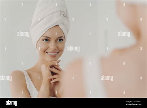 Young Woman Applying Skin Cream Hi Res Stock Photography And Images Alamy
