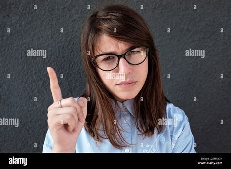 Junge Schöne Mädchen In Gläsern Mit Ihrem Finger Stockfotografie Alamy
