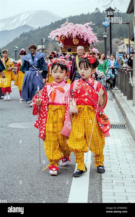Deux Jeunes Filles Japonaises Mignonnes M Nent La Procession Des Chars