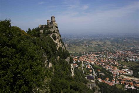 San marino, officially the republic of san marino (italian: San Marino - location matters!
