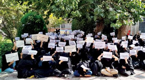 إيران تعدّ محاكمات علنية للمحتجين وتحذيرات من إعدامات وشيكة