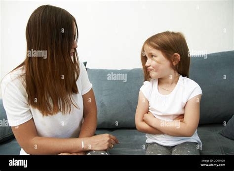 Mutter Lehrt Tochter Mama Schimpft Mädchen Das Kleine Mädchen Ist