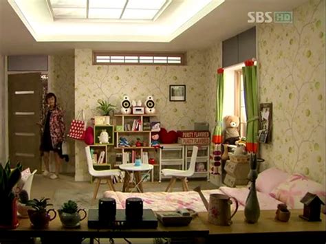 Tapi ingat, hanya taruh barang yang ada kegunaannya saja, jangan menaruh barang yang tidak ada gunanya di kamar mandi agar kamar mandi akan tetap terlihat bersih. Inspirasi Dekorasi Kamar dari Drama Series Korea yang Bisa ...