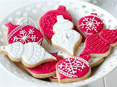 The great thing about using royal icing for sugar cookies is that it dries hard, so you can package and gift your treats without worrying about the icing getting damaged or smudged. Royal Icing Without Meringe Powder Or Tarter / Royal Icing ...