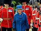 Así vacila la reina Isabel II de Inglaterra a un guardia real de palacio