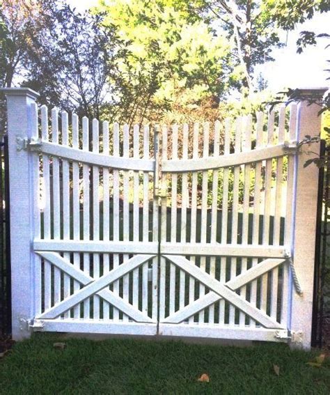 Scalloped Double Cedar Picket Gate Stained White Modern Design