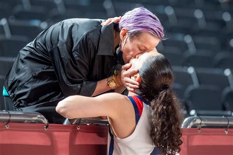 Sue Bird Megan Rapinoe Share A Kiss After Us Womens Basketball Wins