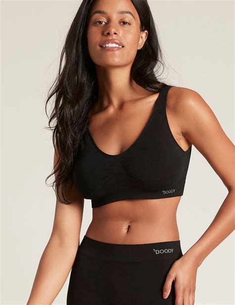 The padded shaper bra delivers style, comfort, and support. Boody Shaper Crop Bra Black M