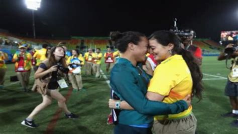 Rio Olympics 2016 Brazil S Rugby Player Accepts Her Girlfriend S Proposal At Medal Ceremony